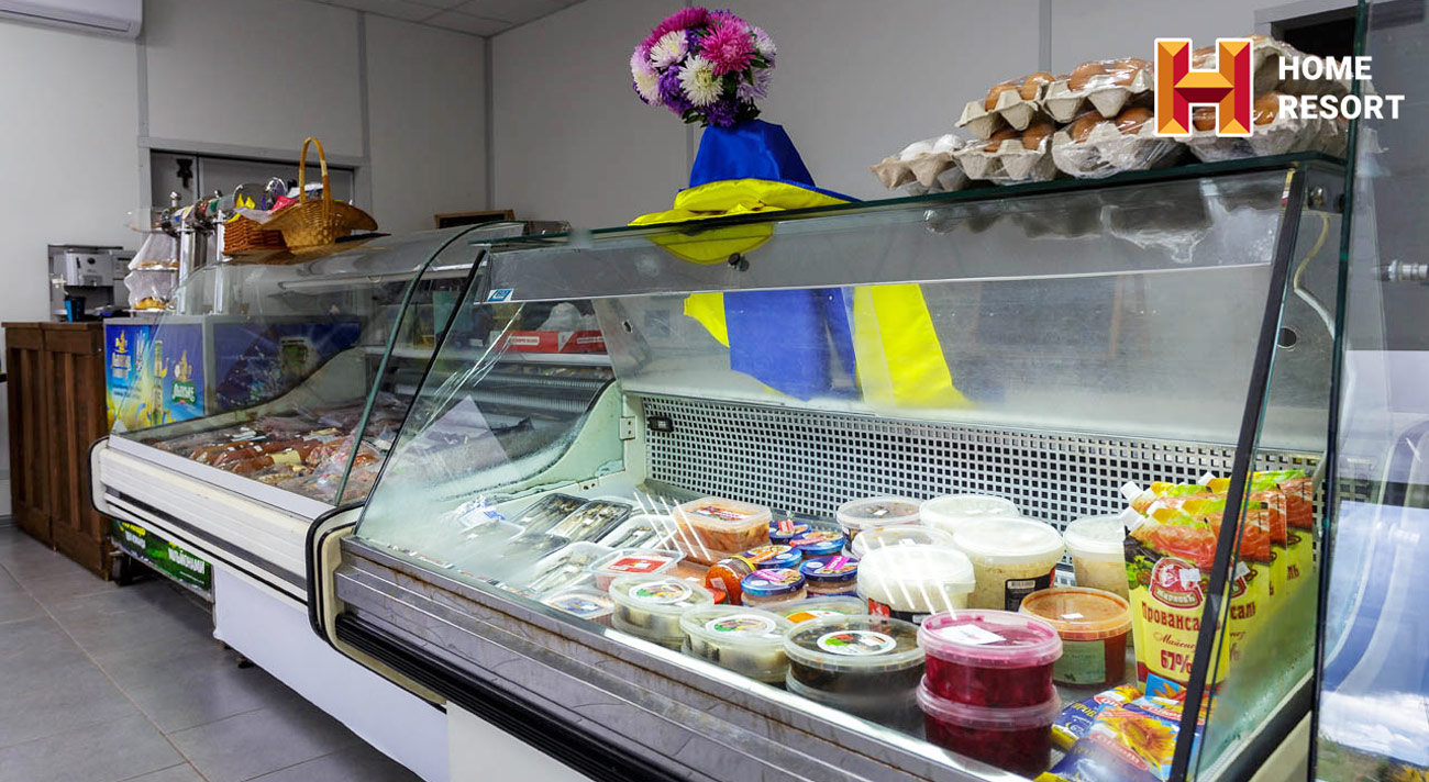 Продуктовий магазин на території містечка Продуктовий магазин на території містечка