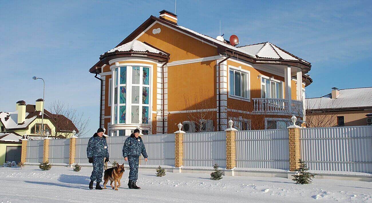 Цілодобова охорона - 16 охоронців і 2 службових собаки Цілодобова охорона - 16 охоронців і 2 службових собаки